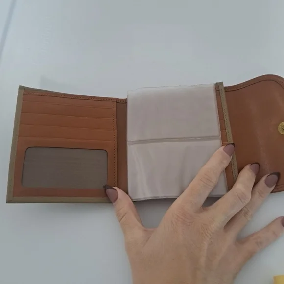 Dooney& Bourke Trifold All Weather Leather Wallet Taupe British Tan NWT - Picture 4 of 10